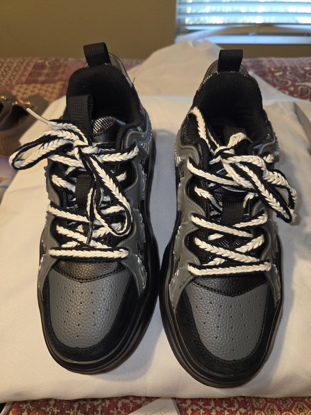 Hobibear Women's Black & Gray Casual Lace-Up Sneakers